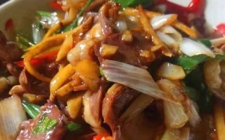 香嫩洋葱爆猪心（传统美食的独特味道，让你难以忘怀）