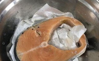 油面筋塞三文鱼，美食中的极品（简单操作，口感超赞，油面筋塞三文鱼让你爱不释口）
