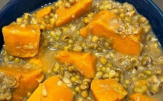 蒸绿豆馅南瓜，营养美味又简单（南瓜蒸绿豆馅，糯糯软软口感入味，秋季热门美食）