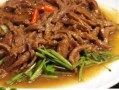 沙茶炒猪肉片，美味不可错过（用新鲜猪肉片和香浓的沙茶调料，烹制出的一道令人垂涎的中式佳肴）