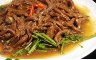 沙茶炒猪肉片，美味不可错过（用新鲜猪肉片和香浓的沙茶调料，烹制出的一道令人垂涎的中式佳肴）