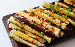 酸辣茄子的制作方法（用中式调味料做出鲜美健康的茄子佳肴）