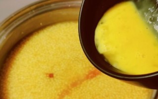 小米鸡蛋粥的制作方法（营养丰富的家常美食）