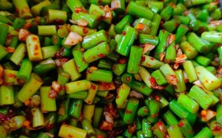 酸辣凉拌蒜薹，清爽又美味（家庭厨房必备的一道小菜）