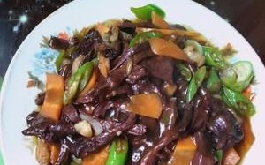 糖醋红蘑炒肉——美味家常菜的制作方法（一道简单易学、营养丰富的佳肴）