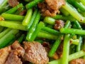 鲜美可口，做法简单，肉片蒜苔美食教程！（简单易学，口感绝佳，让你爱不释手！）