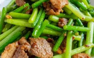 鲜美可口，做法简单，肉片蒜苔美食教程！（简单易学，口感绝佳，让你爱不释手！）