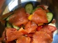 如何制作美味的烟熏三文鱼色拉（简单健康的餐桌新宠）
