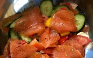 如何制作美味的烟熏三文鱼色拉（简单健康的餐桌新宠）