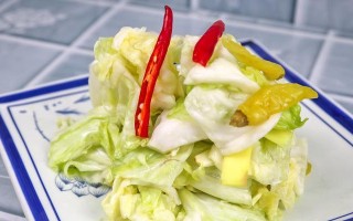 用酸辣洋白菜轻松烹饪，做一道美味佳肴！（酸辣洋白菜的做法及食用技巧）
