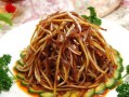 美味双椒拌耳丝（用辣椒和青椒制作的鲜香耳丝佳肴）