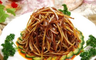 美味双椒拌耳丝（用辣椒和青椒制作的鲜香耳丝佳肴）
