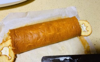 原味鸡蛋糕卷小四卷的制作方法（快乐DIY，让味蕾感受满满幸福）
