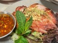 「香煎猪颈肉，香味四溢的美食享受」（教你如何做出一道绝佳的香煎猪颈肉佳肴）