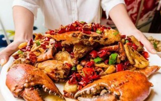 热辣火锅，味蕾狂欢——以香辣虾蟹火锅为例的制作方法（热辣鲜香，快来尝一尝！）
