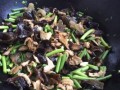 香菇炒木耳——美味健康的素菜佳肴（营养丰富，口感鲜美，）