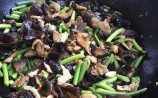 香菇炒木耳——美味健康的素菜佳肴（营养丰富，口感鲜美，）