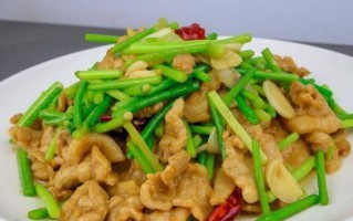 教你用蒜薹炒出美味肉片（健康美食，味道鲜美，主打“蒜香味”）