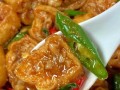 香辣炒豆腐，口感丰富（用5种调料做出妙味，健康美食享受）
