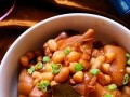 板栗莲藕煲猪脚，营养又美味（以板栗和莲藕为主要食材，搭配猪脚制成一道美味的营养菜品）
