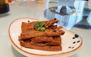 手把手教你做美味酥香带鱼（传统美食的味道回味无穷）
