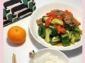 用彩椒炒出美味肥牛（中式烹饪法，让您的肉质鲜嫩可口）
