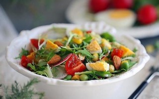以养身补铁沙拉，打造健康身体（健康饮食，助力身体强健）