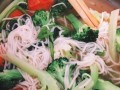 蔬菜鸡蛋龙须面的做法（健康美味的素食佳肴，以鸡蛋和蔬菜为主料，准备简单，口感清爽。）