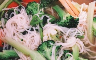蔬菜鸡蛋龙须面的做法（健康美味的素食佳肴，以鸡蛋和蔬菜为主料，准备简单，口感清爽。）