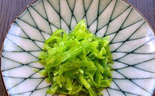 清凉解暑青苹果苦瓜冰饮的制作方法（健康又美味！打造夏日必备冰饮）