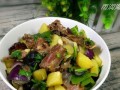 用三宝焖出美味的鸭肉菜肴（以土豆香菇青椒焖鸭为例，学习做法及口感）