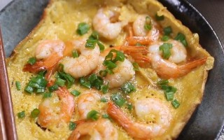 以虾抱蛋的做法（超级简单的海鲜美食）