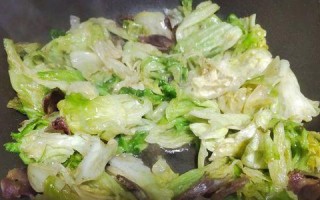 肠仔生菜汤的做法（家常清爽汤品，营养美味两不误）