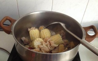 营养滋补，玉米大枣鸡汤的做法（健康美味，让你暖心暖胃的家常菜）
