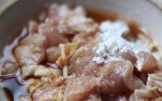 鲜美可口的云吞汤煲做法（以鲜菌鸡腿为主，香气四溢）