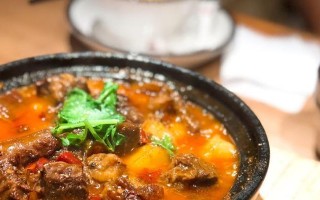 砂锅牛肉炖土豆，暖暖身心（温暖冬日的最佳选择，家常菜谱分享）