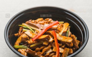 用香芹调味，干炒肉丝，美味可口（学会这个食谱，让你的家常菜更上一层楼）