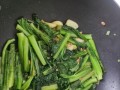 口感鲜美的烧骨滚春菜，让你回味无穷（家常做法教你轻松制作，清香四溢的佳肴让你胃口大开）