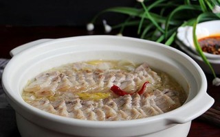 家常酸菜炖白肉做法（一道经典美食，让你回味无穷）