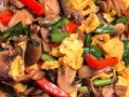 双菇炒鸡蛋——美味又营养的家常菜（以鲜香菇和木耳为主材料，让你快速做出一道美味可口的家常菜）