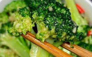美味又健康的蒜蓉西兰花炒肉（简单易学，家常小炒菜）