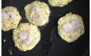 手工鲜虾饼制作教程（做出香脆可口的鲜虾饼，迎接美食盛宴！）