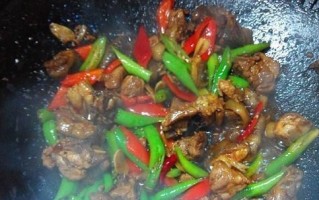 妙手生炒鸡（掌握正确技巧，做出口感极佳的炒鸡）