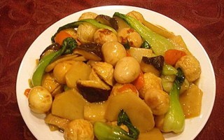家常美食，香菇豆腐鱼丸汤（美味简单，营养丰富的汤品，适合全家人享用）