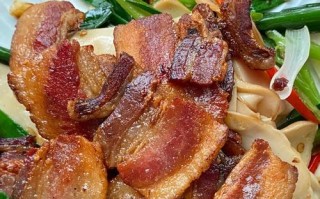 榨菜头炒腊肉的美味做法（家常小炒菜的经典口感，让你爱上榨菜头）
