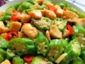 腰果炒秋葵的做法（健康美味的蔬菜料理）