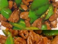 圆椒爆炒鸡心的做法（家常美味，口感鲜香）
