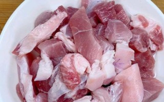 学会五花肉煨茨菇，为家人献上美味佳肴（一道简单易学的家常菜，让你轻松拥有厨神称号）