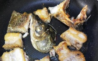 清热解暑的丝瓜豆腐鱼头汤（夏日美食，舒爽一夏）