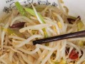 酸辣绿豆芽的制作方法（一份简单易学的菜谱让你轻松做出美味佳肴）